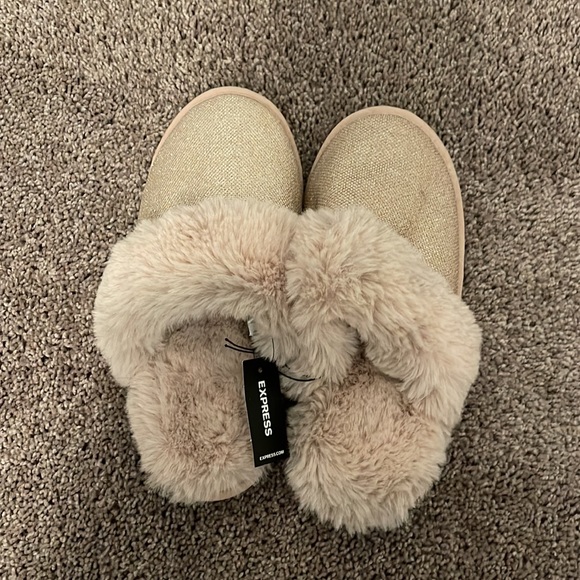 Express slippers size large new with tags slip ons - Picture 2 of 4